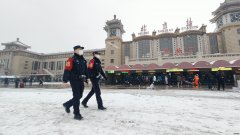 北京大雪，各大火车站出入口增加警力疏导乘客